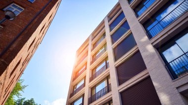 Modern mimarideki modern elementler... Modern bir apartmanın mimari detayları.