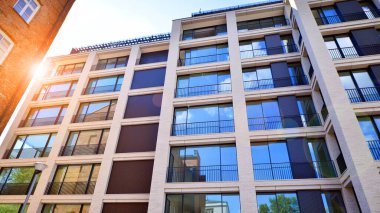 Modern mimarideki modern elementler... Modern bir apartmanın mimari detayları.