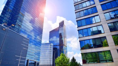 Mavi gökyüzü olan binaların cam cephesi. İş merkezindeki gökdelenler. Modern cam binaların arka planı. 