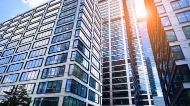 Mavi gökyüzü olan binaların cam cephesi. İş merkezindeki gökdelenler. Modern cam binaların arka planı. 