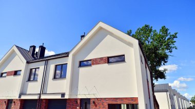 Yeni geliştirilmiş konutlarda teraslı bekar aile evleri. Banliyödeki emlak piyasası. Etrafı yemyeşil. Doğayla uyum, ekolojik mimari.