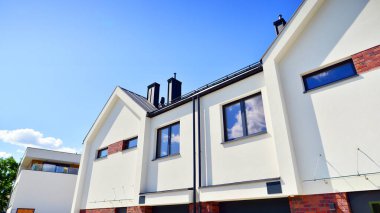 Yeni geliştirilmiş konutlarda teraslı bekar aile evleri. Banliyödeki emlak piyasası.. 