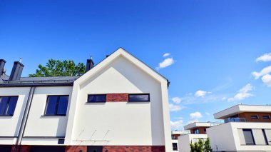 Yeni geliştirilmiş konutlarda teraslı bekar aile evleri. Banliyödeki emlak piyasası.. 