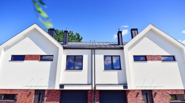 Yeni geliştirilmiş konutlarda teraslı bekar aile evleri. Banliyödeki emlak piyasası. Etrafı yemyeşil. Doğayla uyum, ekolojik mimari.