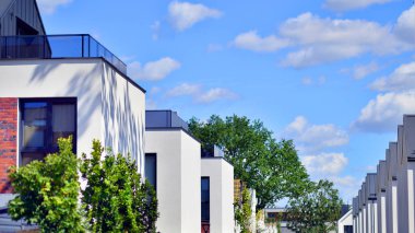 Yeni geliştirilmiş konutlarda teraslı bekar aile evleri. Banliyödeki emlak piyasası. Etrafı yemyeşil. Doğayla uyum, ekolojik mimari.