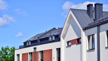 Yeni geliştirilmiş konutlarda teraslı bekar aile evleri. Banliyödeki emlak piyasası.. 