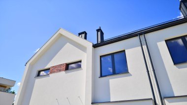 Yeni geliştirilmiş konutlarda teraslı bekar aile evleri. Banliyödeki emlak piyasası.. 