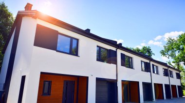 Yeni geliştirilmiş konutlarda teraslı bekar aile evleri. Banliyödeki emlak piyasası. Etrafı yemyeşil. Doğayla uyum, ekolojik mimari.