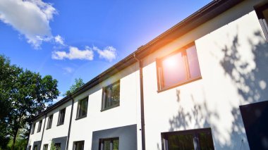 Yeni geliştirilmiş konutlarda teraslı bekar aile evleri. Banliyödeki emlak piyasası. Etrafı yemyeşil. Doğayla uyum, ekolojik mimari.