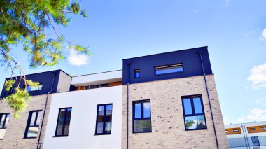 Yeni geliştirilmiş konutlarda teraslı bekar aile evleri. Banliyödeki emlak piyasası. Etrafı yemyeşil. Doğayla uyum, ekolojik mimari.