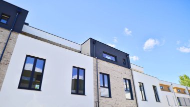 Yeni geliştirilmiş konutlarda teraslı bekar aile evleri. Banliyödeki emlak piyasası.. 