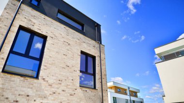 Yeni geliştirilmiş konutlarda teraslı bekar aile evleri. Banliyödeki emlak piyasası.. 