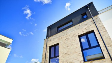 Yeni geliştirilmiş konutlarda teraslı bekar aile evleri. Banliyödeki emlak piyasası.. 