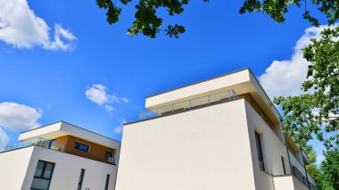 Yeni geliştirilmiş konutlarda teraslı bekar aile evleri. Banliyödeki emlak piyasası. Etrafı yemyeşil. Doğayla uyum, ekolojik mimari.