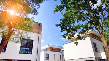 Yeni geliştirilmiş konutlarda teraslı bekar aile evleri. Banliyödeki emlak piyasası. Etrafı yemyeşil. Doğayla uyum, ekolojik mimari.