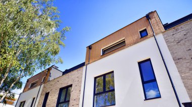 Yeni geliştirilmiş konutlarda teraslı bekar aile evleri. Banliyödeki emlak piyasası. Etrafı yemyeşil. Doğayla uyum, ekolojik mimari.