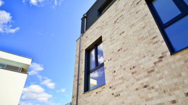 Yeni geliştirilmiş konutlarda teraslı bekar aile evleri. Banliyödeki emlak piyasası.. 