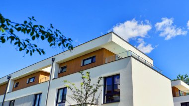 Yeni geliştirilmiş konutlarda teraslı bekar aile evleri. Banliyödeki emlak piyasası. Etrafı yemyeşil. Doğayla uyum, ekolojik mimari.