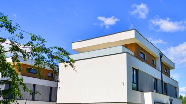 Yeni geliştirilmiş konutlarda teraslı bekar aile evleri. Banliyödeki emlak piyasası. Etrafı yemyeşil. Doğayla uyum, ekolojik mimari.