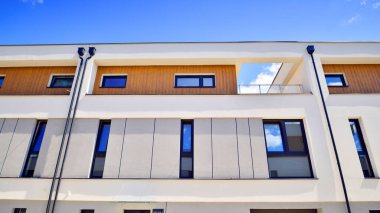 Yeni geliştirilmiş konutlarda teraslı bekar aile evleri. Banliyödeki emlak piyasası.. 