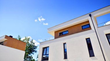 Yeni geliştirilmiş konutlarda teraslı bekar aile evleri. Banliyödeki emlak piyasası. Etrafı yemyeşil. Doğayla uyum, ekolojik mimari.