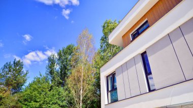 Yeni geliştirilmiş konutlarda teraslı bekar aile evleri. Banliyödeki emlak piyasası. Etrafı yemyeşil. Doğayla uyum, ekolojik mimari.