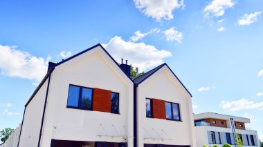 Yeni geliştirilmiş konutlarda teraslı bekar aile evleri. Banliyödeki emlak piyasası.. 