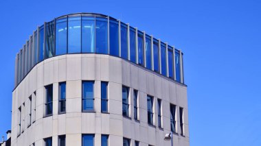 Modern bir ofis binasının cam ve kumtaşı cephesinin bir parçası. Modern bina cephesinin geniş ve soyut bir parçası. Modern cam ve taş cephe manzarası.