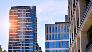 Çok katlı, modern bir apartmanın dış cephesi, pencereleri ve balkonları..