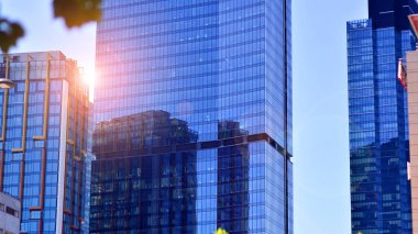 Modern sürdürülebilir cam ofis binaları. Şirket karargahının dış görünüşü cam binalar. Enerji tasarruflu binalardaki cam pencereler. Finansal iş merkezi binaları. 