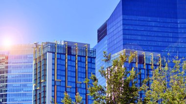 Modern sürdürülebilir cam ofis binaları. Şirket karargahının dış görünüşü cam binalar. Enerji tasarruflu binalardaki cam pencereler. Finansal iş merkezi binaları. 