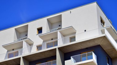 Yeni apartman. Modern apartmanlı bir yerleşim yeri..