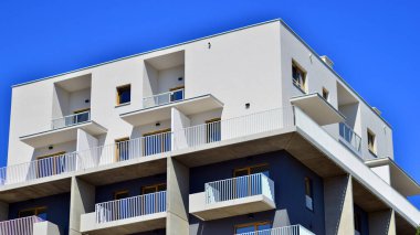 Yeni apartman. Modern apartmanlı bir yerleşim yeri..