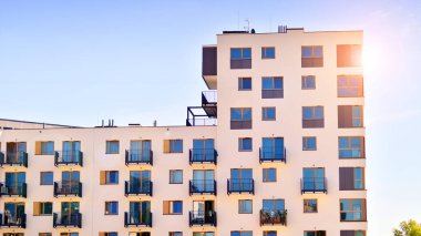 Yeni apartman. Modern apartmanlı bir yerleşim yeri..