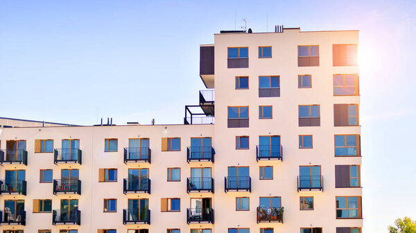 Новый жилой дом. Жилой район с современным жилым домом.