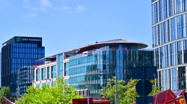 Varşova, Polonya. 31 Temmuz 2024. Wola bölgesinde modern binalarla şehir manzarası. 