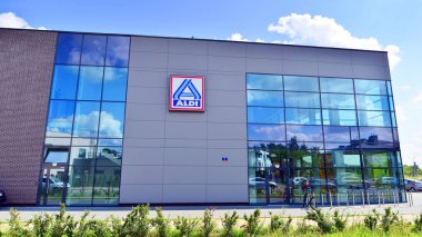 Varşova, Polonya. 7 Ağustos 2024. Aldi İndirimli Süpermarket. Modern bir bina, Aldi indirim mağazası..