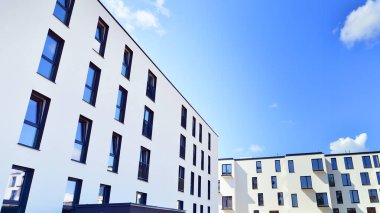 Güneşli bir günde kentsel konut binalarının modern mimarisi. Modern bir apartmanın cephesi.