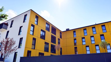 Güneşli bir günde kentsel konut binalarının modern mimarisi. Modern bir apartmanın cephesi.