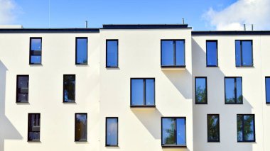 Güneşli bir günde kentsel konut binalarının modern mimarisi. Modern bir apartmanın cephesi.
