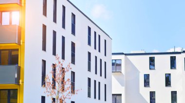 Güneşli bir günde kentsel konut binalarının modern mimarisi. Modern bir apartmanın cephesi.