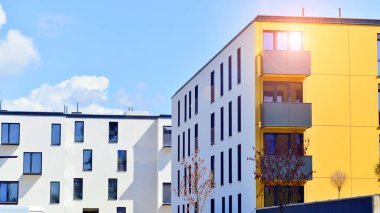Güneşli bir günde kentsel konut binalarının modern mimarisi. Modern bir apartmanın cephesi.