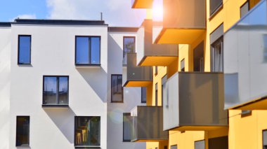 Güneşli bir günde kentsel konut binalarının modern mimarisi. Modern bir apartmanın cephesi.
