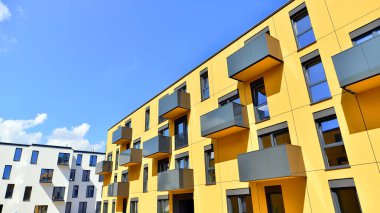 Güneşli bir günde kentsel konut binalarının modern mimarisi. Modern bir apartmanın cephesi.