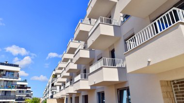 Güneşli bir günde kentsel konut binalarının modern mimarisi. Modern bir apartmanın cephesi.