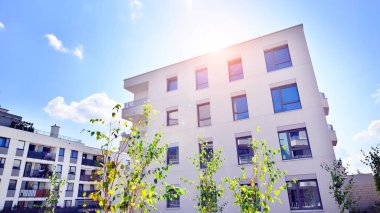 Güneşli bir günde kentsel konut binalarının modern mimarisi. Modern bir apartmanın cephesi.