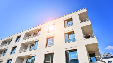 Güneşli bir günde kentsel konut binalarının modern mimarisi. Modern bir apartmanın cephesi.