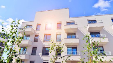 Güneşli bir günde kentsel konut binalarının modern mimarisi. Modern bir apartmanın cephesi.