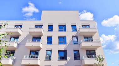 Güneşli bir günde kentsel konut binalarının modern mimarisi. Modern bir apartmanın cephesi.