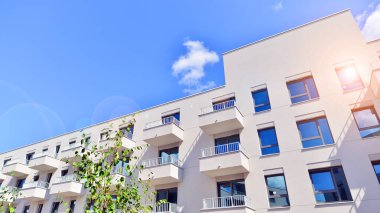 Güneşli bir günde kentsel konut binalarının modern mimarisi. Modern bir apartmanın cephesi.